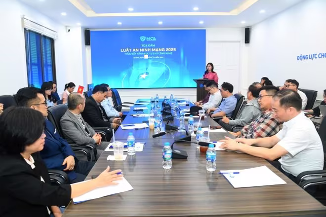 Các đại biểu tham dự tọa đàm &quot;Luật An ninh mạng 2025: Thúc đẩy năng lực tự chủ công nghệ&quot;