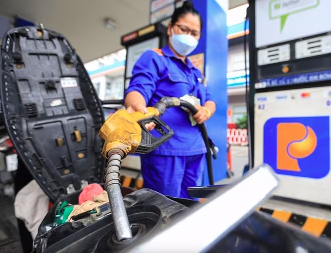 Giá xăng dầu trong nước giảm nhẹ