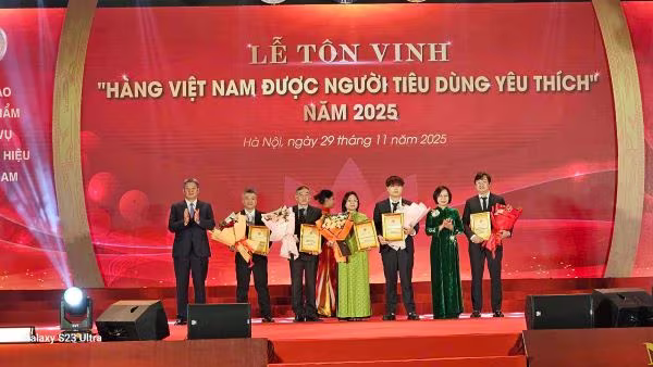 Lãnh đạo thành phố Hà Nội tặng hoa Ban giám khảo và các đơn vị đồng hành cùng chương trình