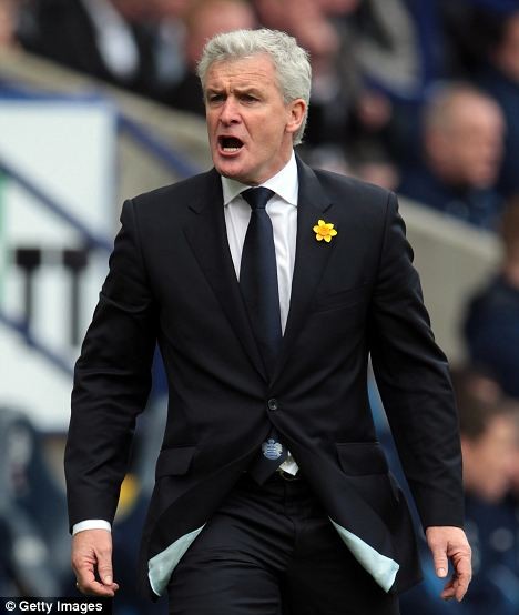 Mark Hughes ẩu đả với cổ động viên ảnh 1 Mark Hughes ẩu đả với cổ động viên ảnh 1