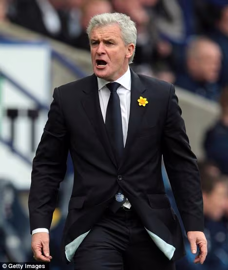 Mark Hughes ẩu đả với cổ động viên ảnh 1 Mark Hughes ẩu đả với cổ động viên ảnh 1