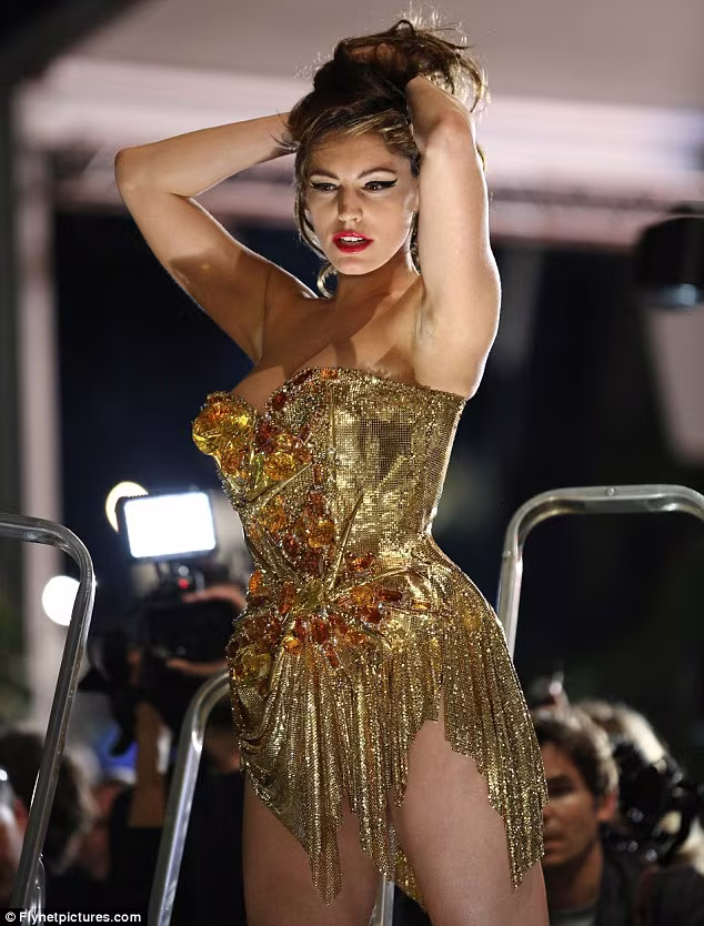 Ngắm nhìn thân hình đồng hồ cát nóng bỏng của Kelly Brook ảnh 8 Ngắm nhìn thân hình đồng hồ cát nóng bỏng của Kelly Brook ảnh 8