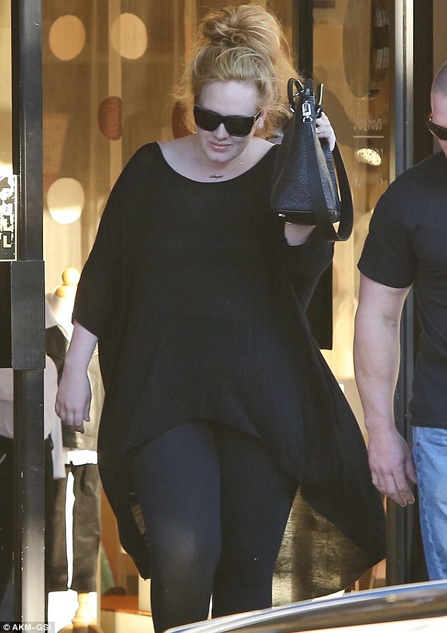 Adele hé lộ tên con trai qua… vòng cổ ảnh 4 Adele hé lộ tên con trai qua… vòng cổ ảnh 4