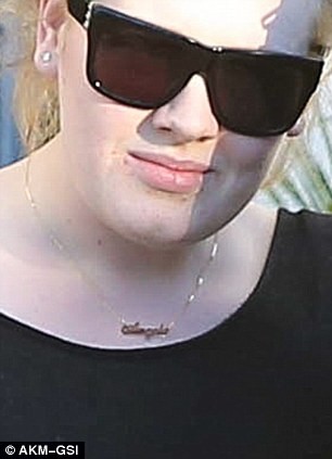 Adele hé lộ tên con trai qua… vòng cổ ảnh 2 Adele hé lộ tên con trai qua… vòng cổ ảnh 2