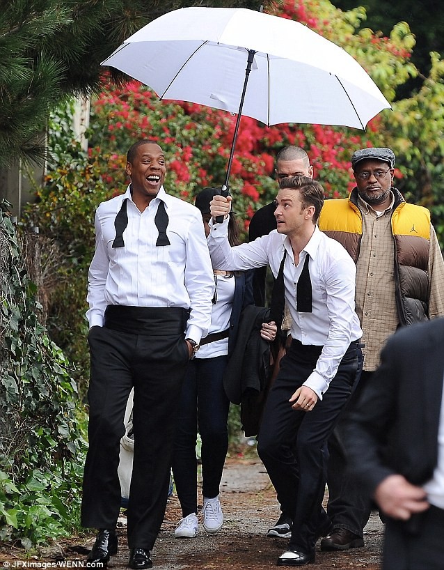 Justin Timberlake “vui vẻ” che mưa cho ông hoàng nhạc hip-hop Jay-Z ảnh 4 Justin Timberlake “vui vẻ” che mưa cho ông hoàng nhạc hip-hop Jay-Z ảnh 4