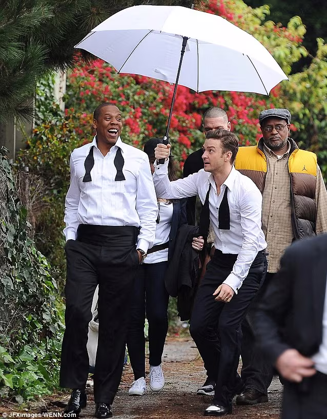 Justin Timberlake “vui vẻ” che mưa cho ông hoàng nhạc hip-hop Jay-Z ảnh 4 Justin Timberlake “vui vẻ” che mưa cho ông hoàng nhạc hip-hop Jay-Z ảnh 4