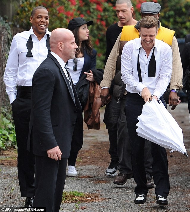 Justin Timberlake “vui vẻ” che mưa cho ông hoàng nhạc hip-hop Jay-Z ảnh 5 Justin Timberlake “vui vẻ” che mưa cho ông hoàng nhạc hip-hop Jay-Z ảnh 5