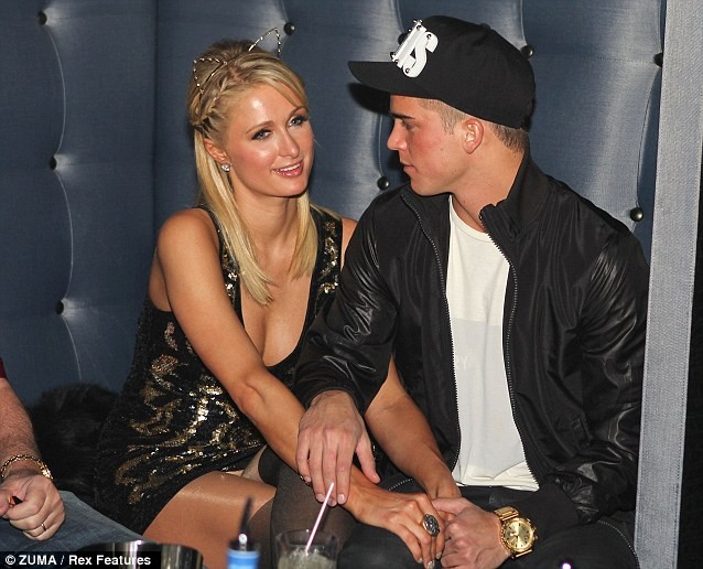 Bạn trai ngồi nhìn Paris Hilton tiệc tùng ảnh 4 Bạn trai ngồi nhìn Paris Hilton tiệc tùng ảnh 4