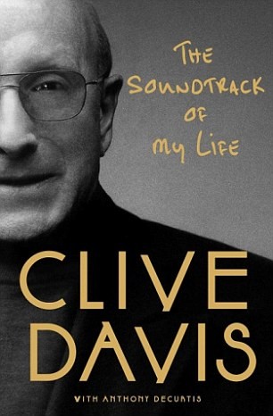 Kelly Clarkson tức giận vì hồi ký của Clive Davis ảnh 2 Kelly Clarkson tức giận vì hồi ký của Clive Davis ảnh 2