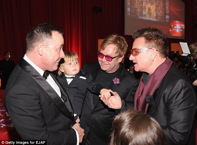 Sir Elton John bị chỉ trích vì “khoe con” ảnh 2 Sir Elton John bị chỉ trích vì “khoe con” ảnh 2