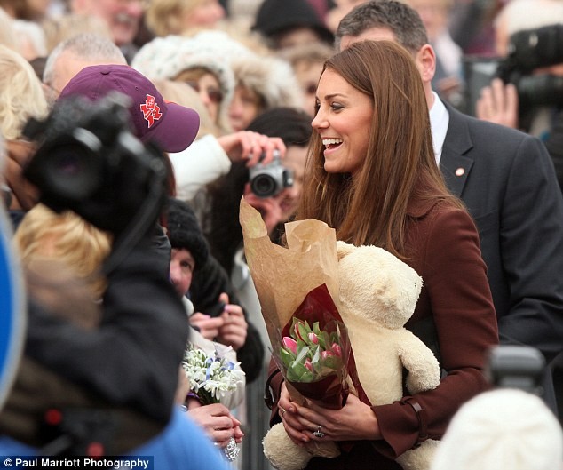 Công nương Kate Middleton vô tình để lộ giới tính con ảnh 3 Công nương Kate Middleton vô tình để lộ giới tính con ảnh 3