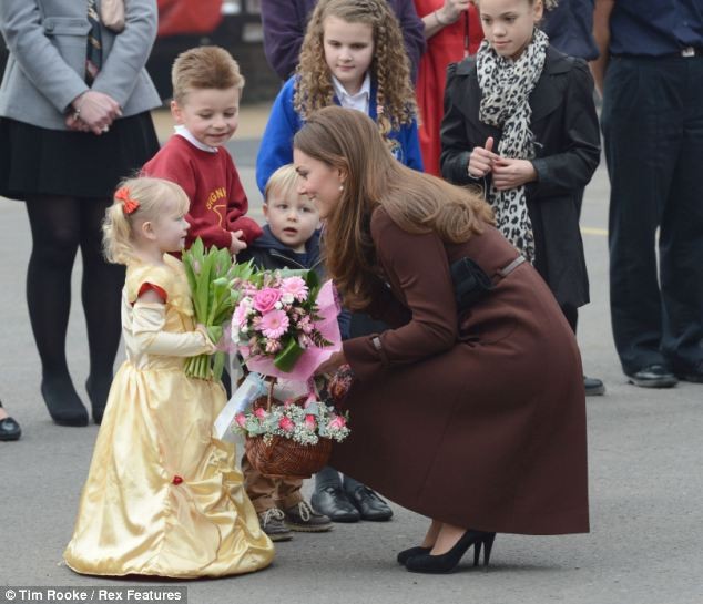 Công nương Kate Middleton vô tình để lộ giới tính con ảnh 4 Công nương Kate Middleton vô tình để lộ giới tính con ảnh 4