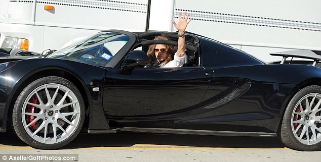 Nam ca sĩ Steven Tyler đi từ thiện bằng siêu xe triệu đô ảnh 2 Nam ca sĩ Steven Tyler đi từ thiện bằng siêu xe triệu đô ảnh 2