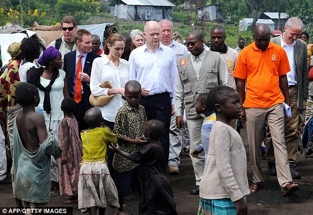 Angelina Jolie: “ Tôi và Brad Pitt chưa làm đám cưới” ảnh 4 Angelina Jolie: “ Tôi và Brad Pitt chưa làm đám cưới” ảnh 4