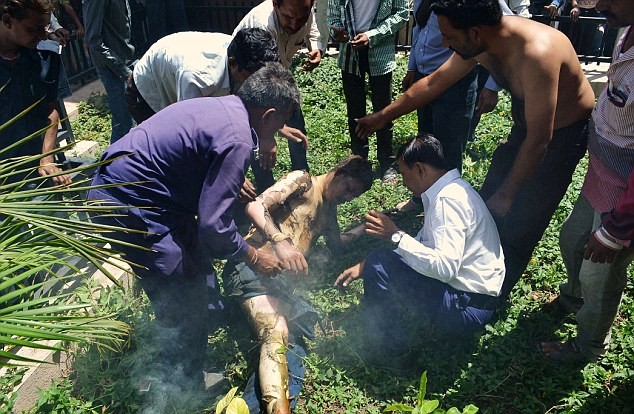 Nghe phong thanh bị dỡ nhà, cả gia đình mua xăng tự thiêu ảnh 1 Nghe phong thanh bị dỡ nhà, cả gia đình mua xăng tự thiêu ảnh 1