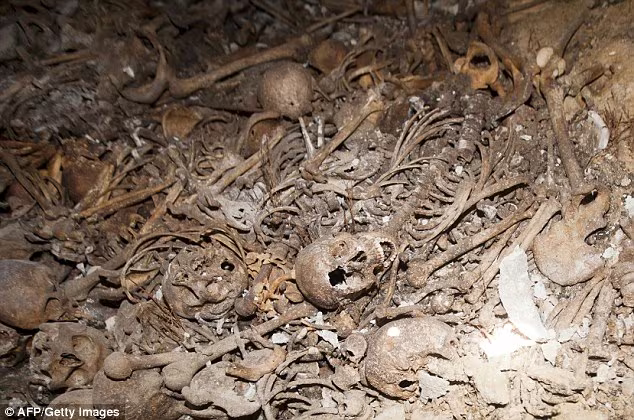 Phát hiện hàng loạt ngôi mộ tập thể của người Palestine ảnh 2 Phát hiện hàng loạt ngôi mộ tập thể của người Palestine ảnh 2