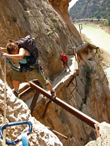 Lạnh gáy đi trên con đường "tử thần", đáng sợ bậc nhất thế giới ảnh 5 Lạnh gáy đi trên con đường "tử thần", đáng sợ bậc nhất thế giới ảnh 5