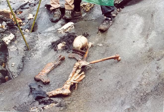 Khám phá bí ẩn hồ băng chứa đầy xương người ở Ấn Độ ảnh 3