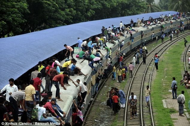 Bangladesh: Hàng nghìn người đu bám tàu hỏa về quê ngày lễ ảnh 4 Bangladesh: Hàng nghìn người đu bám tàu hỏa về quê ngày lễ ảnh 4