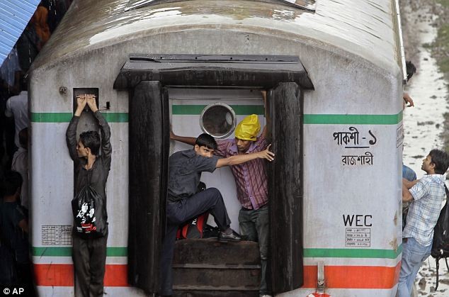 Bangladesh: Hàng nghìn người đu bám tàu hỏa về quê ngày lễ ảnh 5 Bangladesh: Hàng nghìn người đu bám tàu hỏa về quê ngày lễ ảnh 5