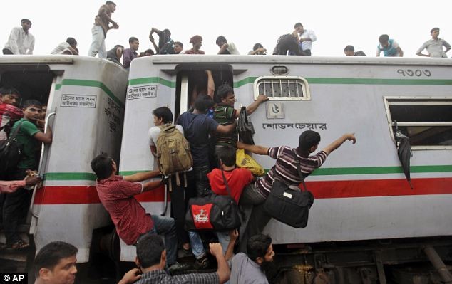 Bangladesh: Hàng nghìn người đu bám tàu hỏa về quê ngày lễ ảnh 6 Bangladesh: Hàng nghìn người đu bám tàu hỏa về quê ngày lễ ảnh 6