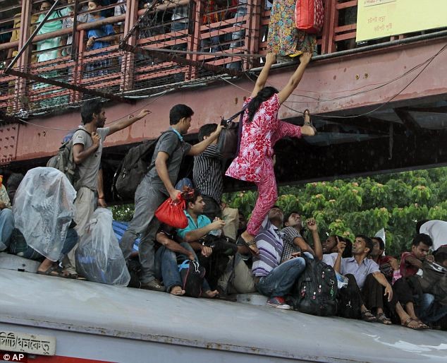 Bangladesh: Hàng nghìn người đu bám tàu hỏa về quê ngày lễ ảnh 7 Bangladesh: Hàng nghìn người đu bám tàu hỏa về quê ngày lễ ảnh 7