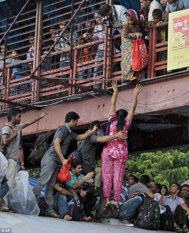 Bangladesh: Hàng nghìn người đu bám tàu hỏa về quê ngày lễ ảnh 8 Bangladesh: Hàng nghìn người đu bám tàu hỏa về quê ngày lễ ảnh 8