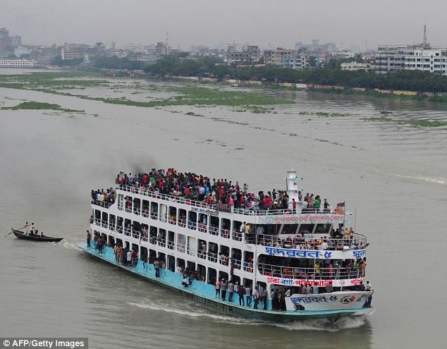 Bangladesh: Hàng nghìn người đu bám tàu hỏa về quê ngày lễ ảnh 9 Bangladesh: Hàng nghìn người đu bám tàu hỏa về quê ngày lễ ảnh 9