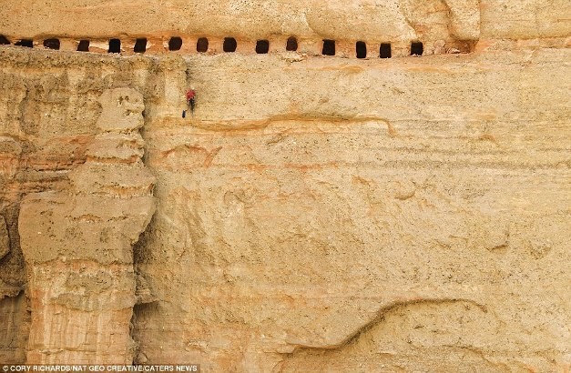 Phát hiện hàng ngàn hang động nhân tạo trong dãy Himalaya ảnh 1 Phát hiện hàng ngàn hang động nhân tạo trong dãy Himalaya ảnh 1