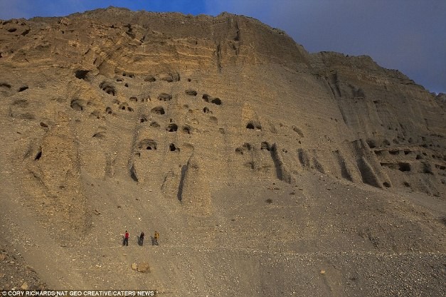 Phát hiện hàng ngàn hang động nhân tạo trong dãy Himalaya ảnh 2 Phát hiện hàng ngàn hang động nhân tạo trong dãy Himalaya ảnh 2