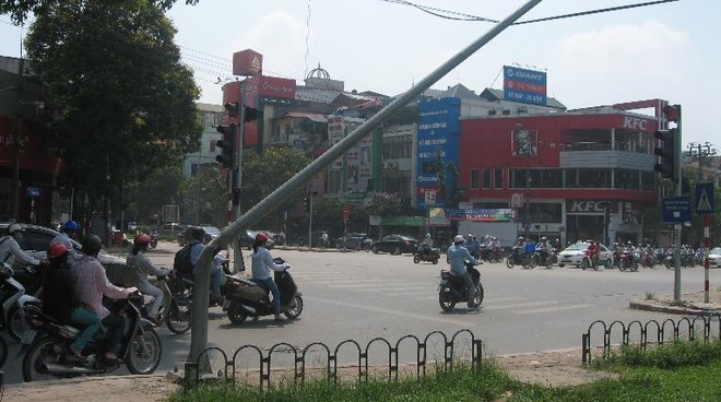 Cột đèn chiếu sáng… què cụt ảnh 1 Cột đèn chiếu sáng… què cụt ảnh 1