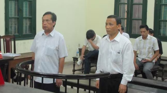 Trần Văn Khánh (bên trái) cùng đồng phạm