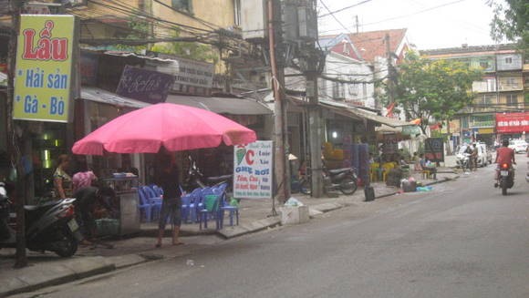 Nhân viên “dọa” cả khách ảnh 1 Nhân viên “dọa” cả khách ảnh 1
