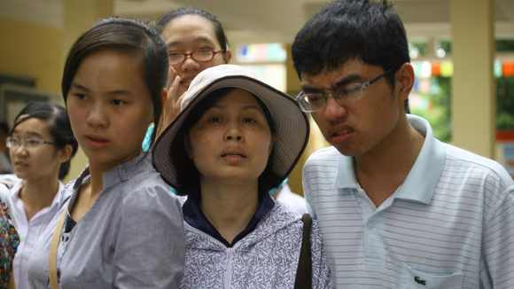Vẻ mệt mỏi của thí sinh và người nhà sau khi hoàn thành kỳ thi đại học (Ảnh chụp tại điểm thi vào ĐH Y Hà Nội tại trường Tiểu học Quang Trung, Đống Đa) Vẻ mệt mỏi của thí sinh và người nhà sau khi hoàn thành kỳ thi đại học (Ảnh chụp tại điểm thi vào ĐH Y Hà Nội tại trường Tiểu học Quang Trung, Đống Đa)