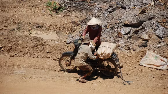 Với những chiếc xe cà tàng, mỗi ngày lực lượng “vàng tặc'' có thể lấy được vài tấn quặng vàng Với những chiếc xe cà tàng, mỗi ngày lực lượng “vàng tặc'' có thể lấy được vài tấn quặng vàng