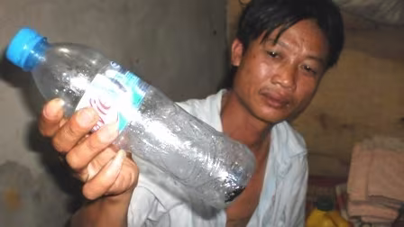 Anh Lệnh cho xem một con bọ xít hút máu bị bắt nhốt vào chai Anh Lệnh cho xem một con bọ xít hút máu bị bắt nhốt vào chai