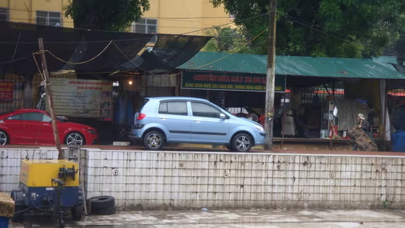 2 đầu bể bơi được sử dụng làm bãi trông giữ, rửa ô tô