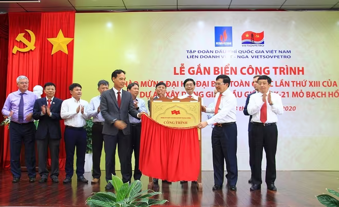 Nghi thức gắn biển công trình Giàn BK21. Nghi thức gắn biển công trình Giàn BK21.