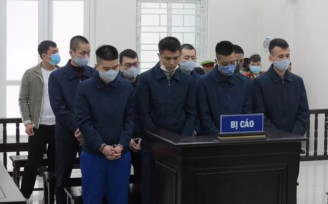 Nhóm đối tượng cưỡng đoạt tài sản cảnh sát giao thông bị đưa ra tòa xét xử. Nhóm đối tượng cưỡng đoạt tài sản cảnh sát giao thông bị đưa ra tòa xét xử.