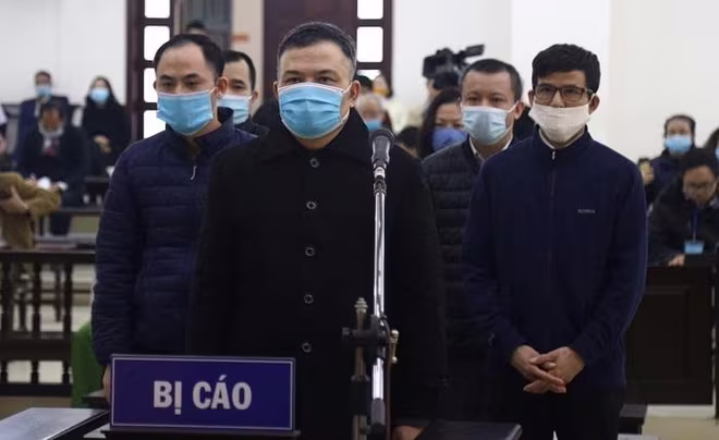 "Trùm" đa cấp Liên kết Việt Lê Xuân Giang và đồng phạm tại phiên tòa. "Trùm" đa cấp Liên kết Việt Lê Xuân Giang và đồng phạm tại phiên tòa.