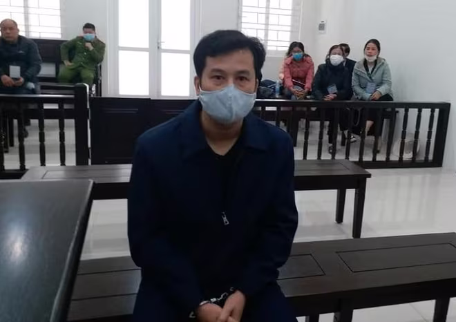 Nguyễn Công Cương bị đưa ra xét xử tại phiên tòa Nguyễn Công Cương bị đưa ra xét xử tại phiên tòa