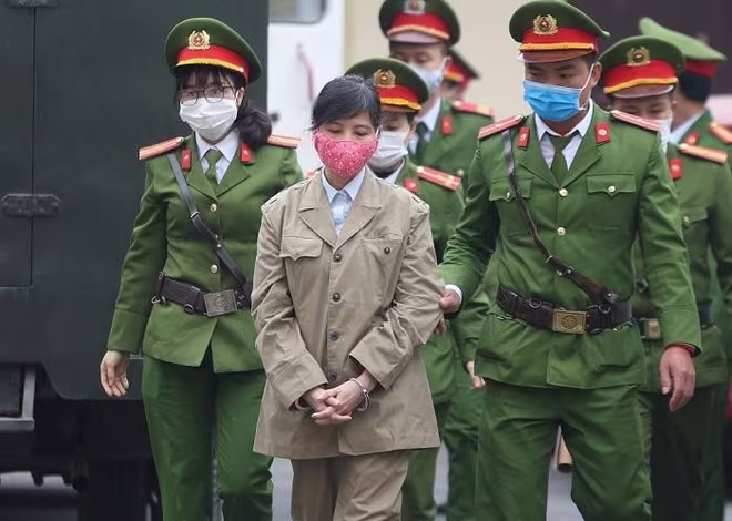 Bị cáo Nguyễn Thị Kim Anh bị di lý tới phiên tòa. Bị cáo Nguyễn Thị Kim Anh bị di lý tới phiên tòa.