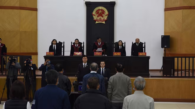 Phiên tòa xét xử cựu Bộ trưởng Vũ Huy Hoàng và các bị cáo liên quan. Phiên tòa xét xử cựu Bộ trưởng Vũ Huy Hoàng và các bị cáo liên quan.