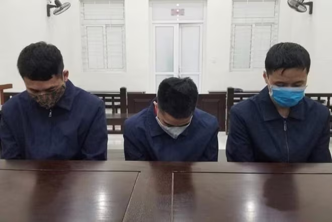 Các đối tượng mua bán thiếu nữ trong vụ án bị đưa ra xét xử tại phiên tòa. Các đối tượng mua bán thiếu nữ trong vụ án bị đưa ra xét xử tại phiên tòa.