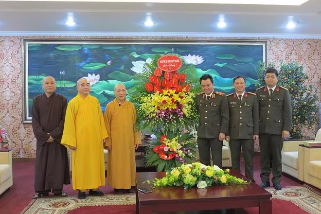 Hòa Thượng Thích Bảo Nghiêm cùng đoàn chức sắc của Giáo hội Phật giáo Việt Nam TP. Hà Nội chúc mừng thành công của CAPT Hà Nội