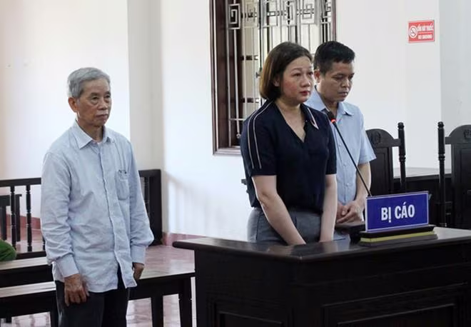 Nguyễn Thị Bình cùng đồng phạm tại phiên tòa sơ thẩm. Nguyễn Thị Bình cùng đồng phạm tại phiên tòa sơ thẩm.