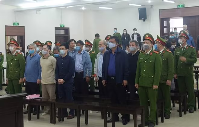 Các bị cáo trong vụ Ethanol Phú Thọ bị đưa ra xét xử tại phiên tòa.