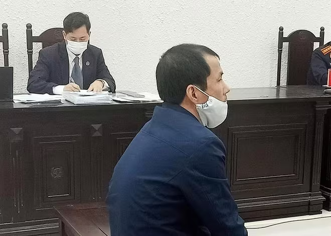 Bị cáo Nguyễn Nguyên Cường bị đưa ra tòa xét xử.