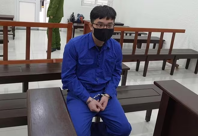 Vũ Hoàng Anh bị đưa ra tòa xét xử. Vũ Hoàng Anh bị đưa ra tòa xét xử.