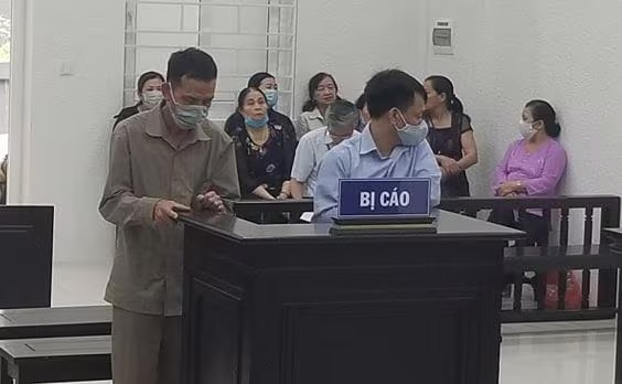 Đoàn Văn Đạt (bên phải) và bị cáo liên quan tại phiên tòa. Đoàn Văn Đạt (bên phải) và bị cáo liên quan tại phiên tòa.